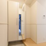 玄関(102)